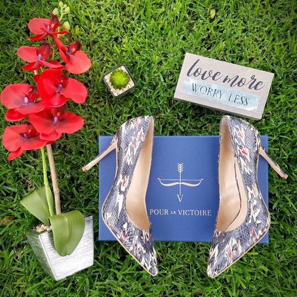 Gorgeous Pour La Victoire Abstract Print Heels - Picture 2 of 8